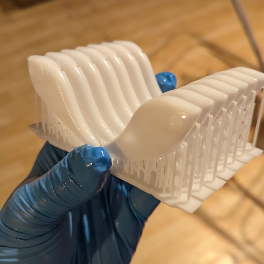 3D gedruckte Köderrohlinge in einer Hand gehalten